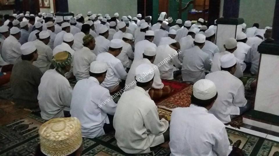 Ikhwan dan Akhawat mengikuti kegiatan dzikir bersama "Khotmil Khwajagan" di Masjid Nurul Huda Surabaya