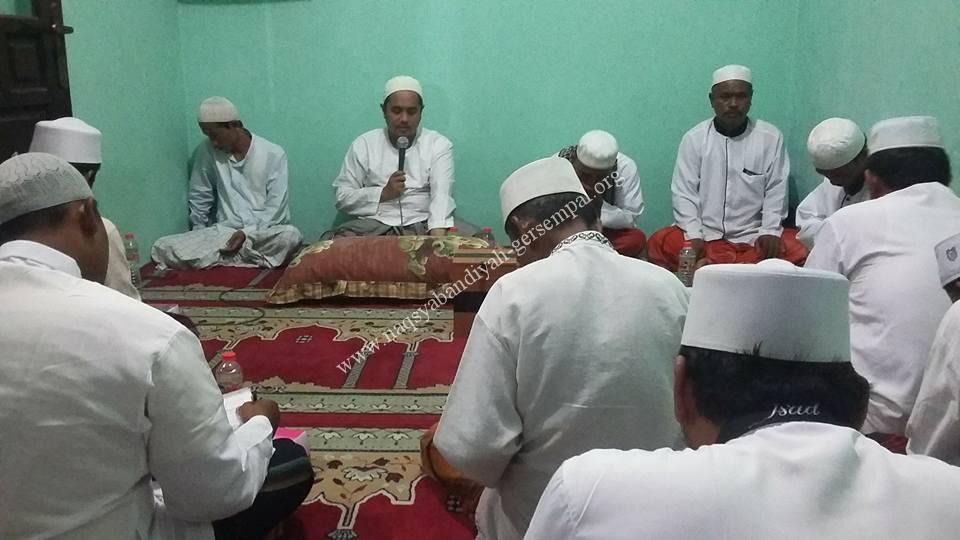 Tampak KH.R. Syaifullah Ja'far menyampaikan materi pengajian "Sholawat Tawassuliyah"