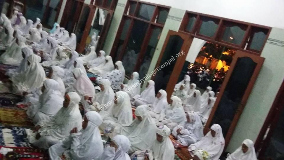 Tampak Akhowat SITQON Naqshabandy Gersempal sedang mengikuti kegiatan Tawajjuh