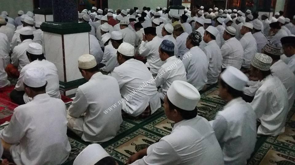 Ikhwan Naqshabandy Gersempal sedang mngikuti kegiatan Khotmil Khwajagan