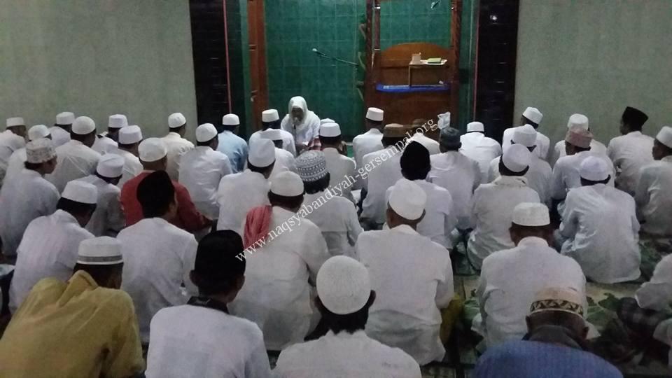 Tampak Al-Mursyidul Kamil Al-Arif Billah Hadrotus Syeikh KH.R. Ahmad Ja’far Abd. Wahid Qs. sedang memimpin kegiatan