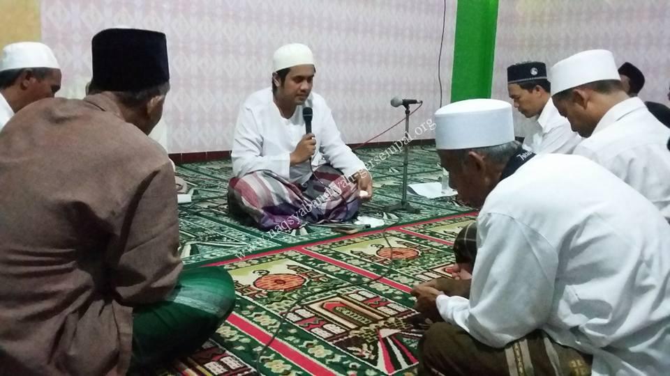 Tampak KH. Saifullah Ja'far sedang menyampaikan kandungan Materi Kitab Sholawat Tawassuliyah