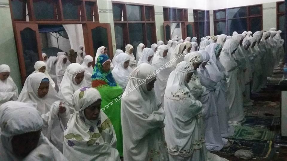 Akhowat Naqsyabandi gersempal, mengikuti sholat berjema'ah