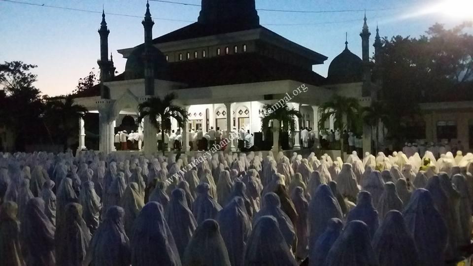 Tampak Jama'ah SITQON sedang melaksanakan Sholat Maghrib di PP. Darul Ulum II Al-Wahidiyah