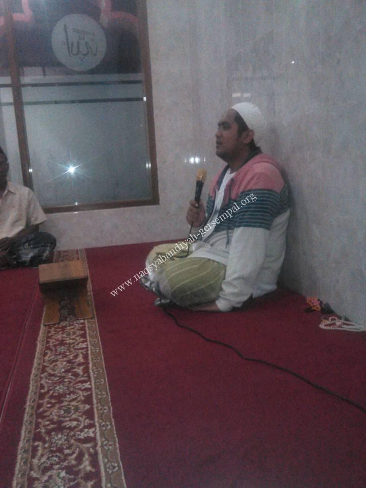 Tampak Hujjatun Naqsyabandi Gersempal KH. Syaifullah Ja'far sedang menyampaikan Mauidhoh Hasanah