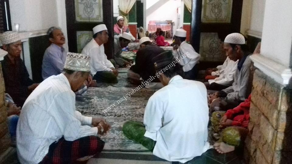 Tampak KH.R. Saiful Ja'far bersama Pengurus Cabang SITQON Surabaya