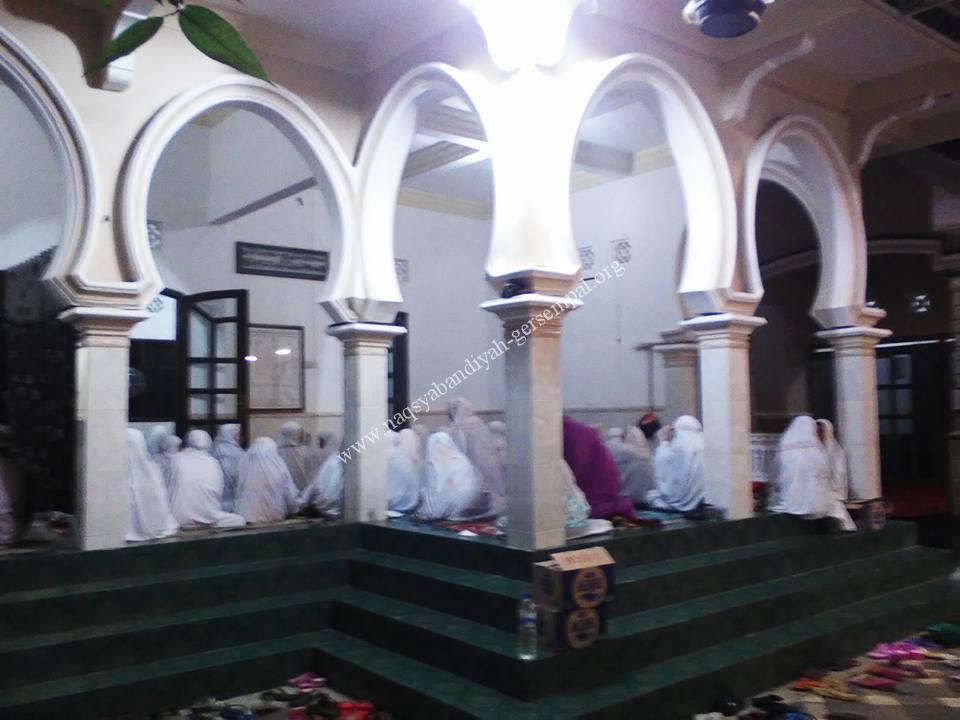 Para Akhawat Naqsyabandiyah Gersempal berkumpul di Kediaman KH. Abdul Qodir Petrah Tanah Merah Bangkalan mengikuti Tawajjuh