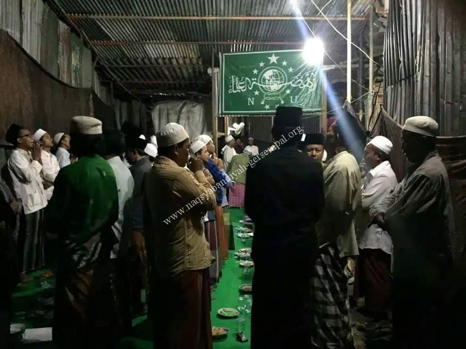 Jama'ah SITQON sedang membaca Sholawat Mahallul Qiyam