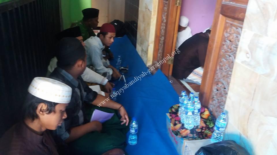 Ikhwan dan Muhibbin Naqsyabandiyah Gersempal, sedang mengikuti kegiatan SITQON Bali