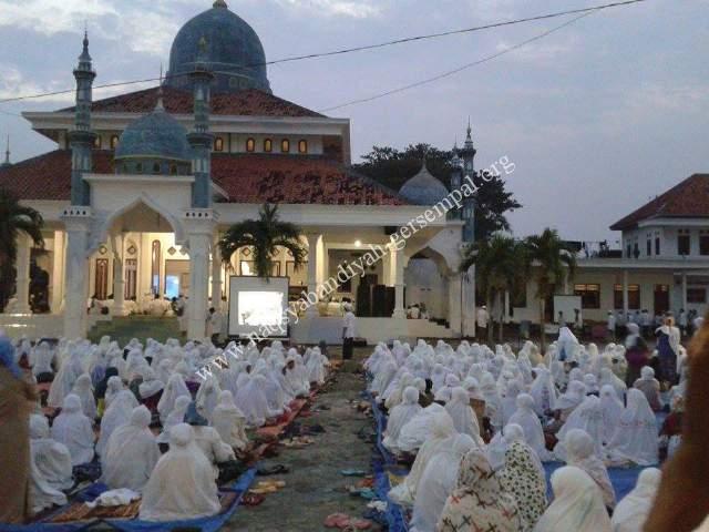 Tampak Ikhwan dan Akhowat Naqsyabandi Gersempal, mengikuti Khotmil Khwajagan di PP. Darul Ulum II Al-Wahidiyah Gersempal Omben Sampang