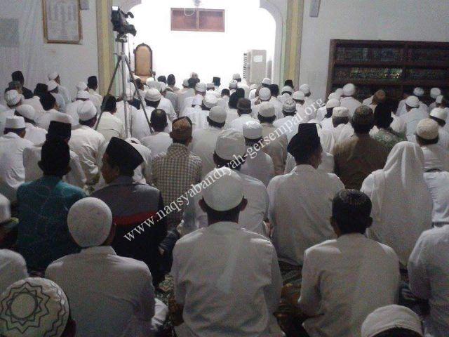 Kegiatan Khotmil Khwajagan dipimpin oleh Mursyid Naqsyabandi Mudzhari Gersempal Al-Arif Billah Hadrotus Syeikh KH.R. Ahmad Ja'far Abd. Wahid QS.