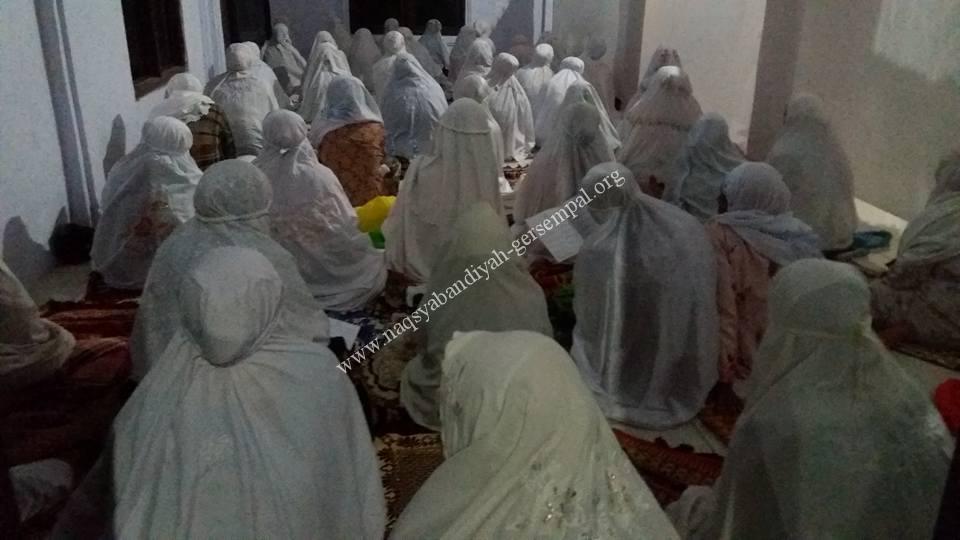 Tampak Jama'ah SITQON Tanah Merah Bangkalan Naqsyabandiyah Gersempal, larut dalam dzikir.