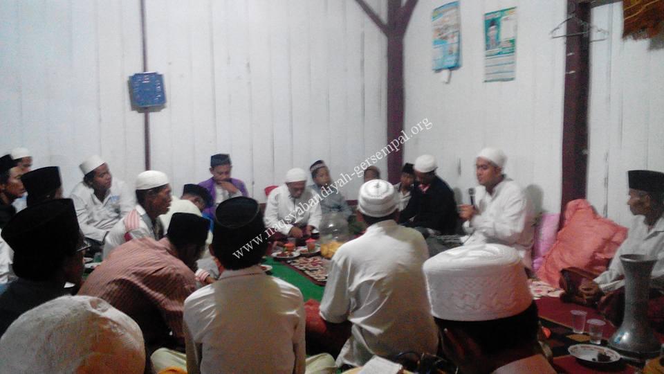 Tampak "Hujjatun Naqsyabandi Gersempal" KH. R. Syaifullah Ja'far bersama jama'ah SITQON Karang Penang