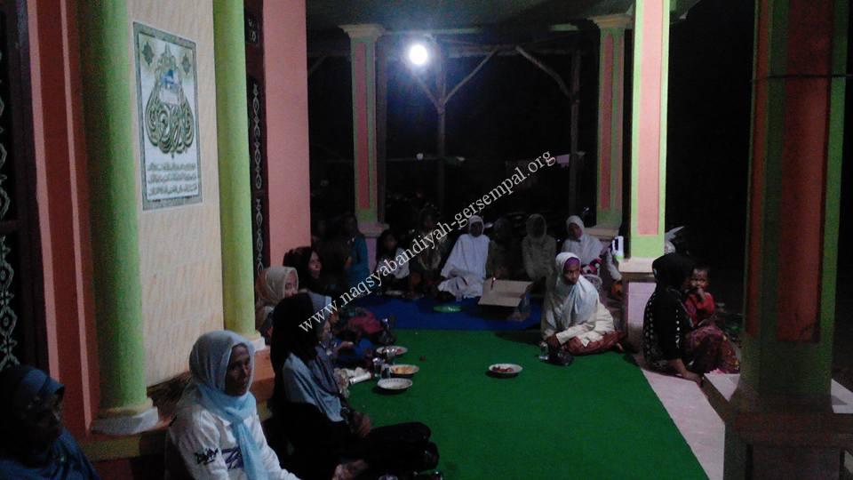 Akhowat dan simpatisan Naqsyabandi Gersempal untuk wilayah Karang Penang sedang mengikuti kegiatan