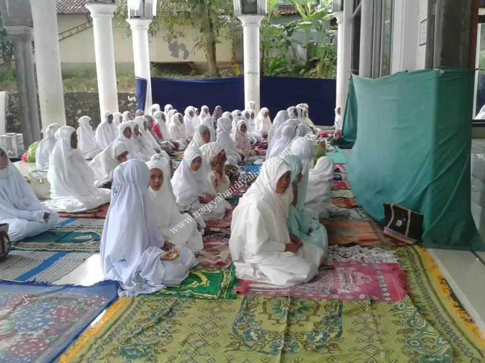 Tampak Akhowat Naqsyabandi Gersempal mengikuti dzikir bersama di Pesantren Nurudh Dholam Kedungdung Sampang
