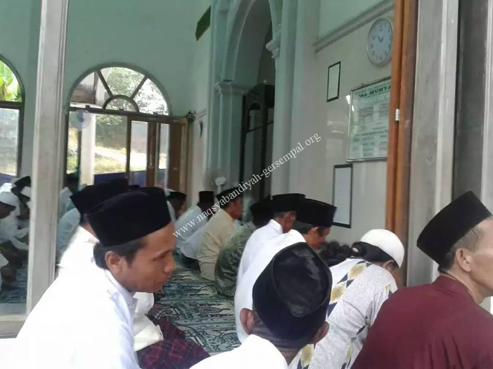 Ikhwan Naqsyabandi Gersempal untuk wilayah Kedungdung Sampang mengikuti kegiatan Tawajjuh di Pondok Pesantren Nurudh Dholam