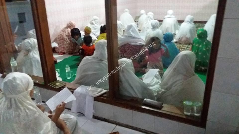 Akhowat dan Simpatisan SITQON Pasuruan, sedang mengikuti kegiatan bulanan