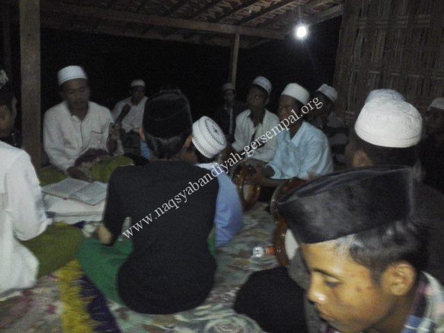 Kelompok hadrah "Bagian Seni dan Budaya" SITQON Ranting Banyu Pelle melantunkan Sholawat Nabi