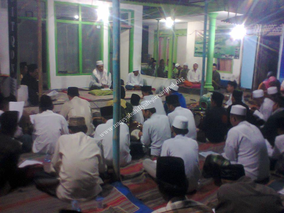 Tampak K. Mohammad Mas'u (Imam Khwajagan Lumajang) bersama jama'ah