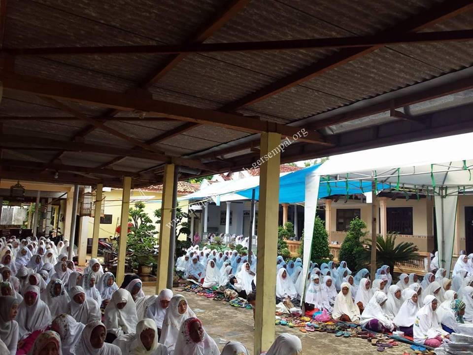 Tampak Akhowat Naqsyabandi Gersempal dan simpatisan mengikuti kegiatan dzikir