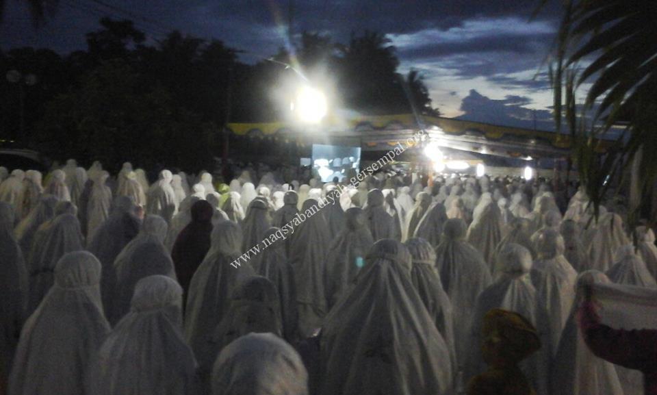 Tampak Jama'ah SITQON Tapal Kuda mengikuti kegiatan Majlis Dzikir dan Haul Akbar Masyayikh Naqsyabandi Mudzhari Gersempal