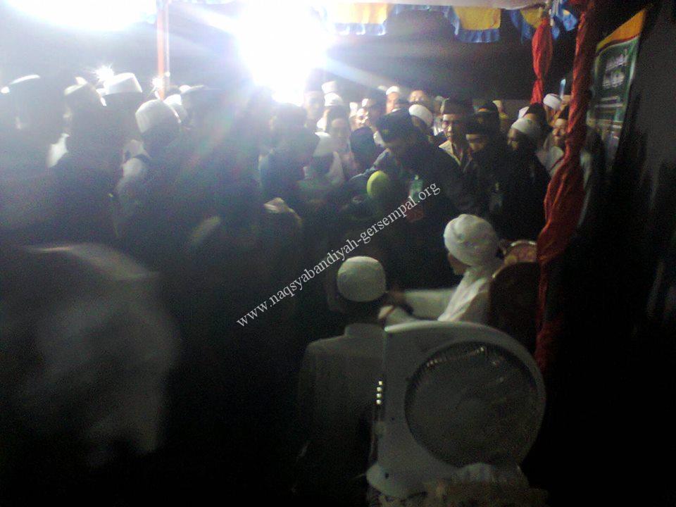 Tampak Jama'ah tabarrukan dengan Mursyid Thoriqoh Naqsyabandi Mudzhari Gersempal Hadrotus Syekh KH. Ahmad Ja'far Qs, yang mendapat pengawalan dari TIM PANSER (Pasukan Naqsyabandiyah Serba Guna) Aktsuki Afkar