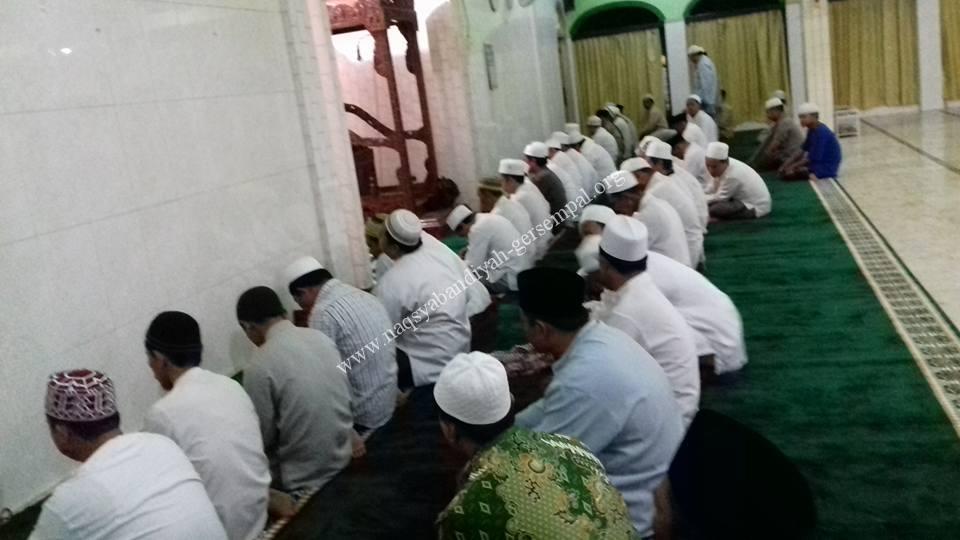 Tampak para Imam Khwajagan dan Pengurus SITQON Surabaya sedang melaksanakan dzikir bersama