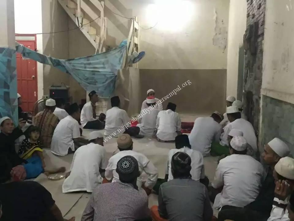 Tampak Jama'ah SITQON Jakarta sedang mengaji Kitab "Sholawat Tawassuliyah"