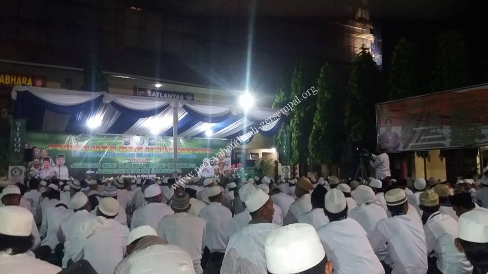 Tampak jama'ah SITQON dan IS'AD II Al-Wahidiyah Surabaya di lapangan Mapolres Tanjung Perak