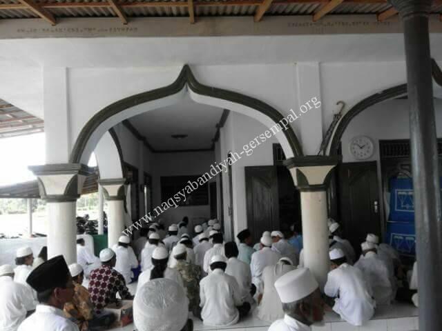 Tampak Ikhwan Naqsyabandiyah Gersempal mengikuti kegiatan di MI Darussalam Manding Daya Sumenep
