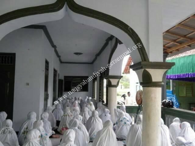 Tampak Akhowat dan Simpatisan Naqsyabandiyah Gersempal wilayah sumenep mengikuti dzikir bersama