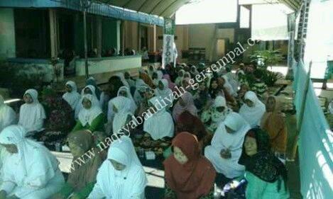 Akhowat dan Simpatisan Naqsyabandy Mudzhary Gersempal mengikuti kegiatan bulanan SITQON Cabang Pamekasan