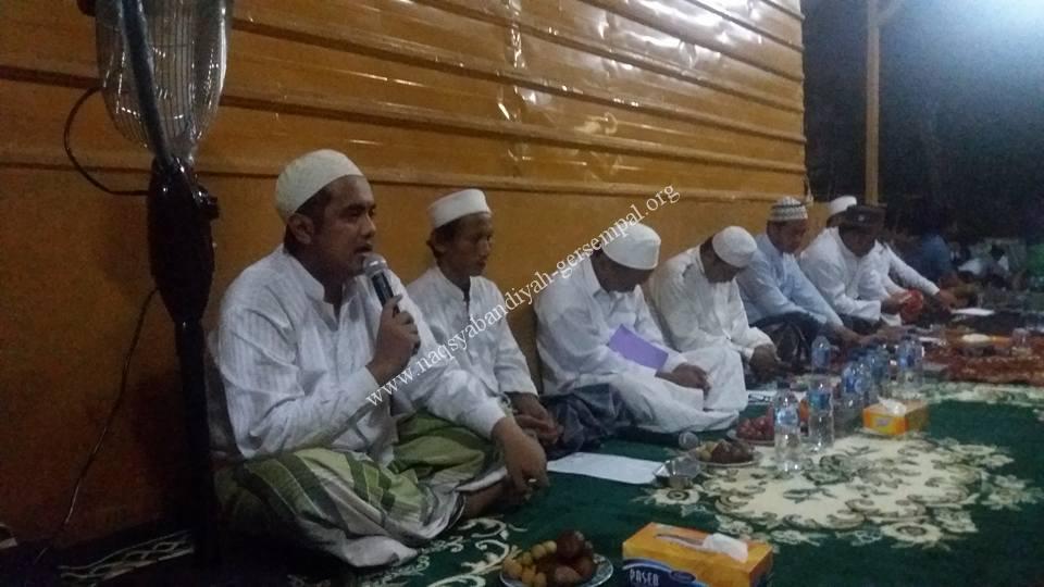 Tampak KH. R. Saifullah Ja'far menyampaikan pengajian Kitab Sholawat Tawassuliyah