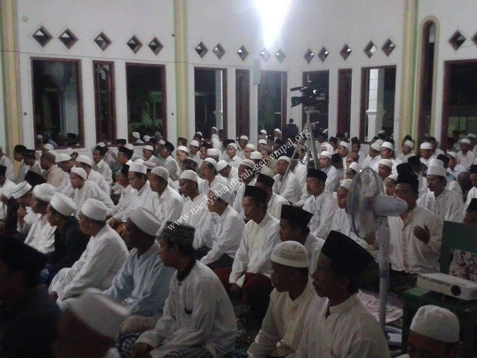 Ikhwan Naqsyabandiyah Gersempal, sedang mengikuti dzikir bersama Khotmil Khwajagan