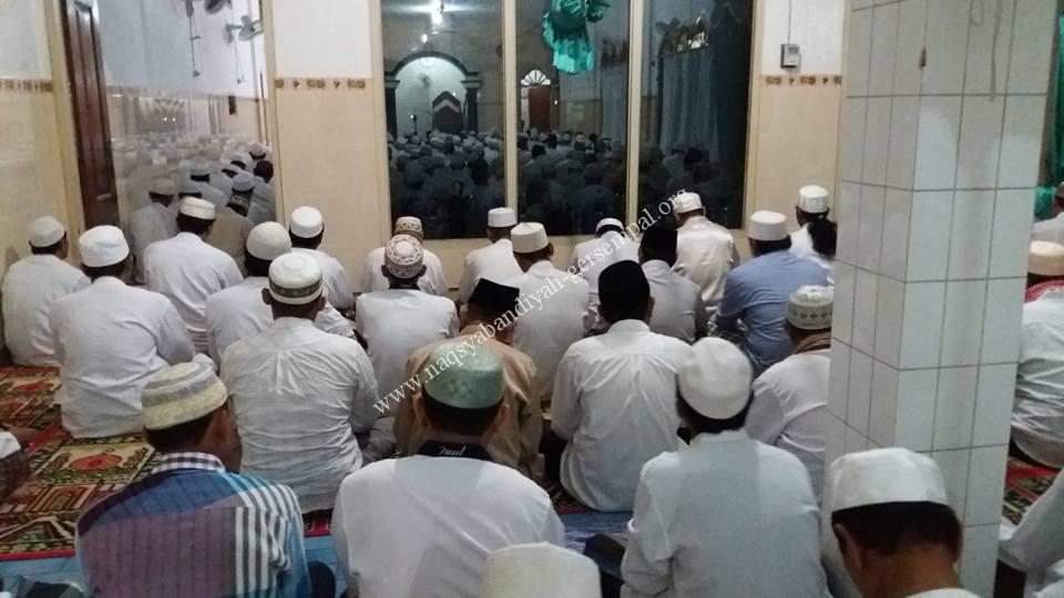 Tampak Jama'ah SITQON Surabaya dalam Dzikir Bersama "Khotmil Khwajagan"