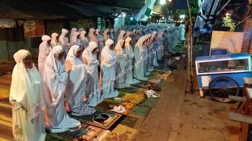 Tampak Jama'ah SITQON tumpah ruah di jalan depan Masjid Sabilun Najah Surabaya