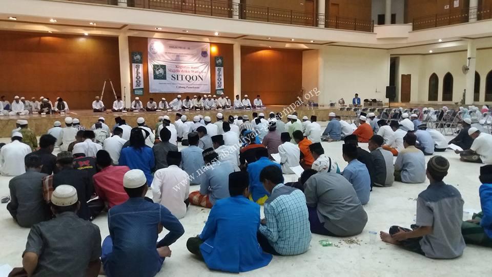 Warga PMII Komisariat STAIN Pamekasan sedang mengikuti kegiatan Istighotsah