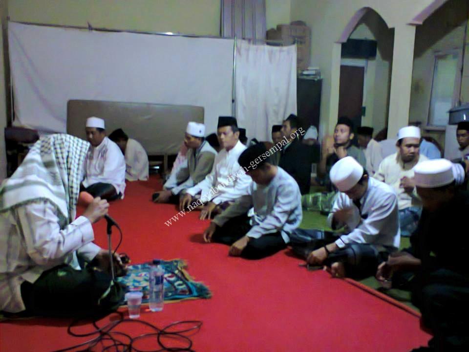 Tampak jajaran Pengurus SITQON Lumajang sedang mengikuti Majlis Dzikir "Khotmil Khwajagan"