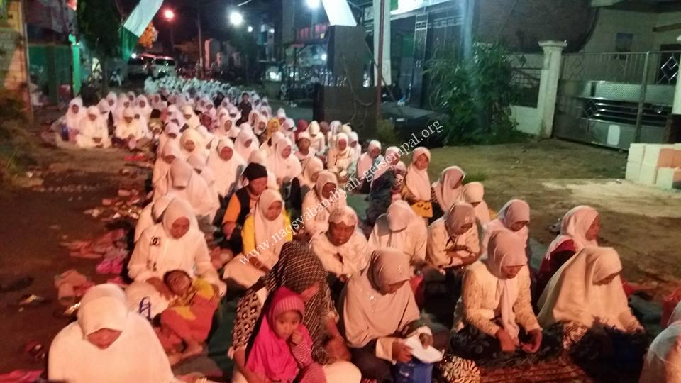 Jama'ah SITQON dan IS'AD 2 Al-Wahidiyah sedang mengikuti kegiatan Istighotsah