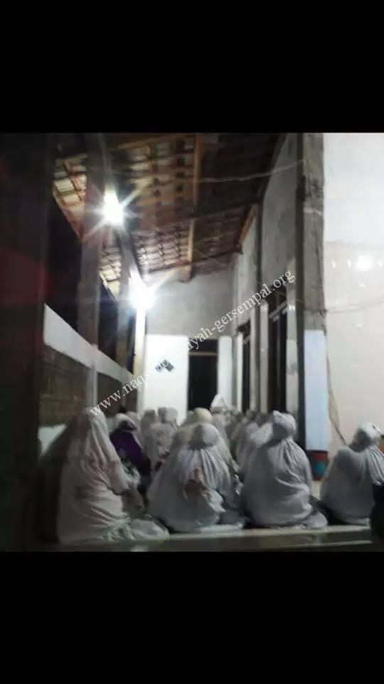 Tampak Akhowat Naqsyabandiyah Gersempal Desa Kojuk Jangkar Bangkalan, mengikuti kegiatan SITQON