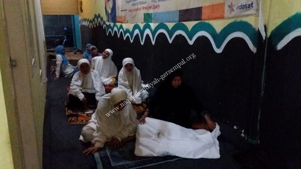 Akhowat dan simpatisan Naqsyabandiyah Gersempal untuk Kabupaten Lumajang sedang mengikuti dzikir bersama Khotmil Khwajagan