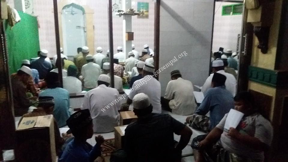 Jama'ah, dan simpatisan Thoriqoh Naqsyabandiyah gersempal, dan masyarakat pasuruan mengikuti kegiatan rutinitas SITQON