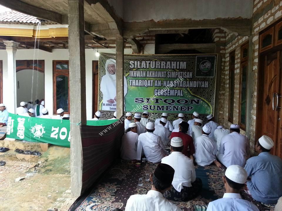 Tampak jama'ah sedang mengikuti dzikir bersama "Khotmil Khwajagan" SITQON Sumenep di Batu Putih
