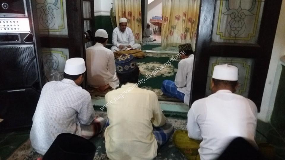 Tampak KH.R. Saifullah Ja'far menyampaikan materi Kitab An-Ni’am Fi Nadhmil Hikam