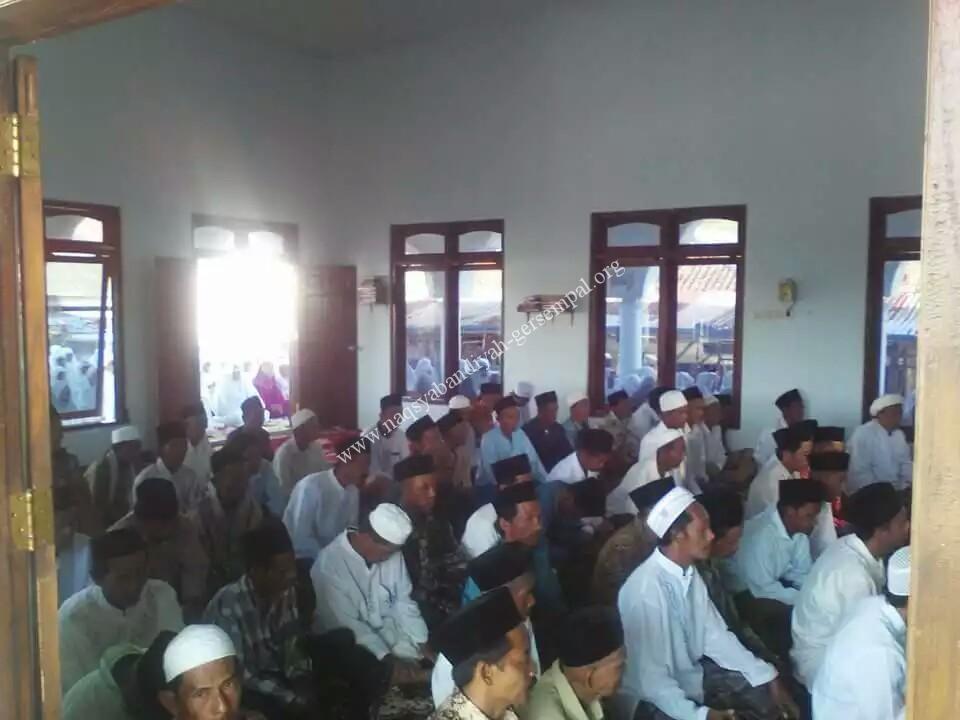 Tampak Jama'ah SITQON Waru, berdzikir di PP. Al-Miftah Dempo Waru Pamekasan