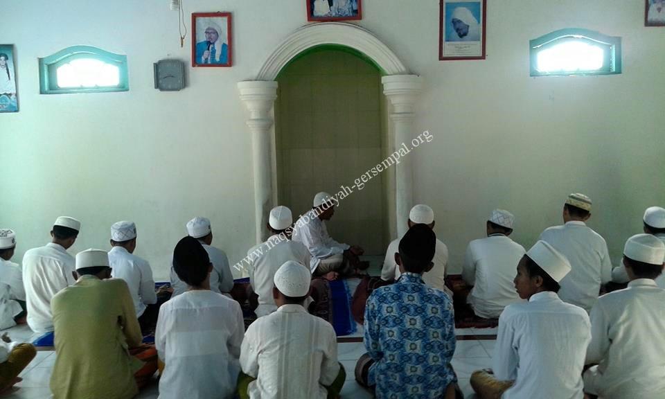 Tampak Alumni Pulau Sapudi PP. Darul Ulum II Al-Wahidiyah Gersempal Omben Sampang mengikuti kegiatan penutup "Safari Romadhon"