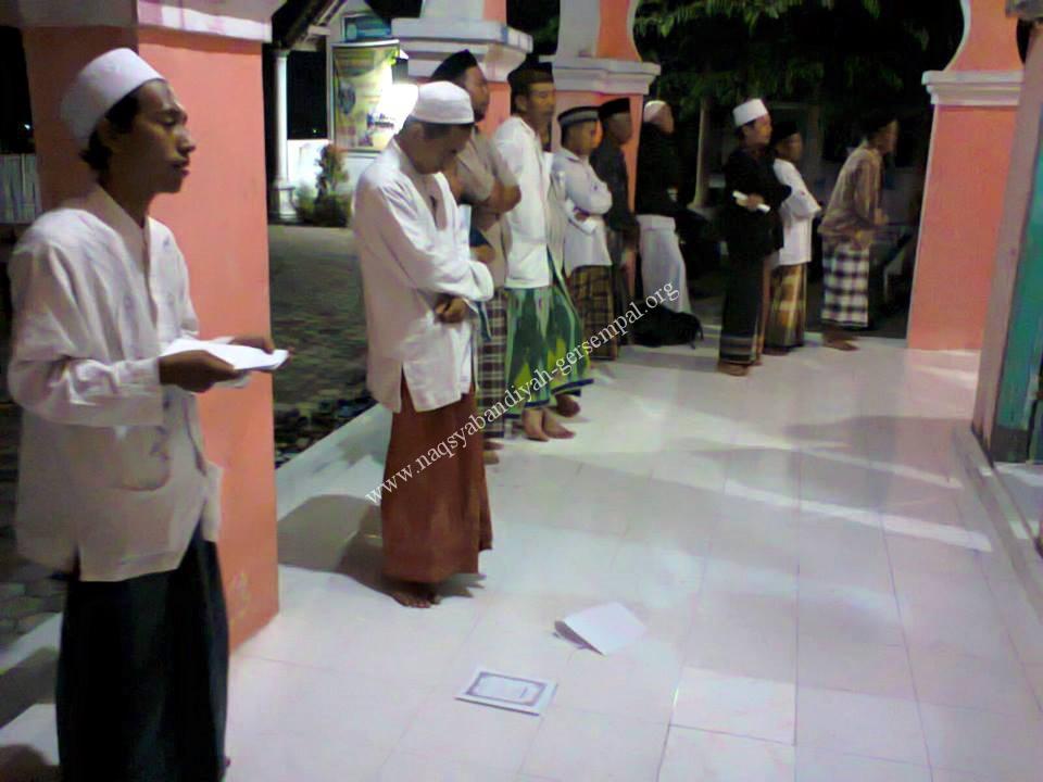 Tampak Ikhwan dan Muhibbin Thoriqoh Naqsyabandiyah Gersempal untuk wilayah Banyuwangi mengikuti kegiatan SITQON