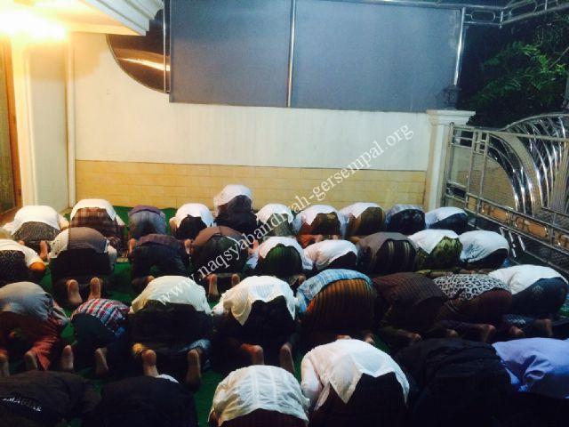 Tampak Ikhwan Naqsyabandiyah Gersempal untuk wilayah Jakarta sedang mengikuti Sholat Berjema'ah