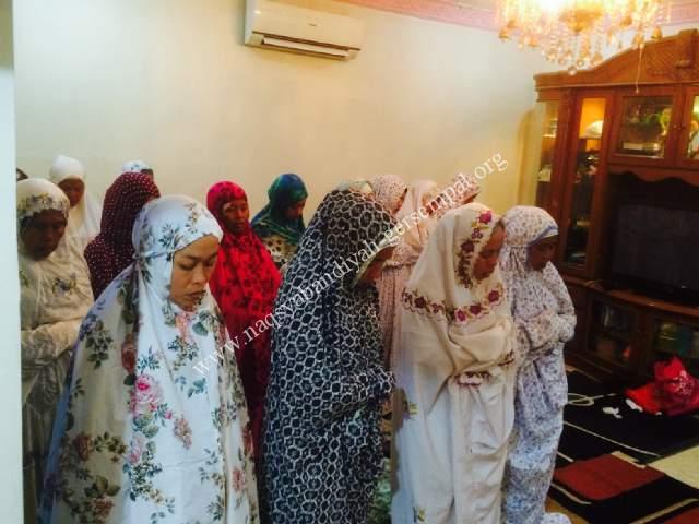 Akhowat Naqsyabandiyah Gersempal untuk wilayah Jakarta sedang mengikuti Sholat Berjema'ah