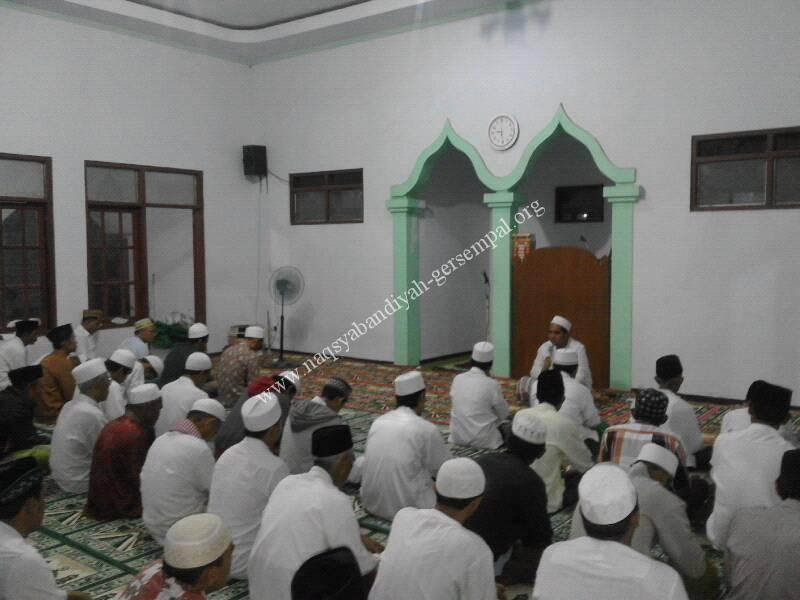 Tampak KH. R. Saifullah Ja'far menyampaikan Mauidhoh Hasanah di hadapan Jama'ah SITQON Pamekasan